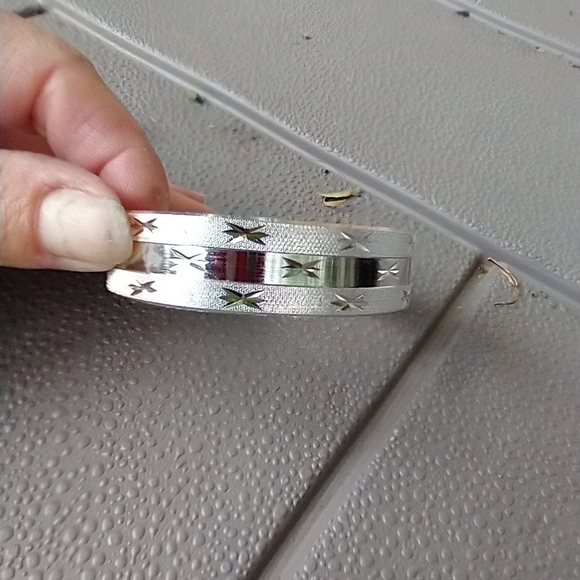 Women's silver tone textured star bracelet. - Picture 2 of 4